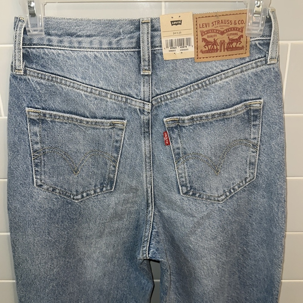 NWT Levi’s Distressed High-Waisted Mom Jeans - Picture 13 of 17
